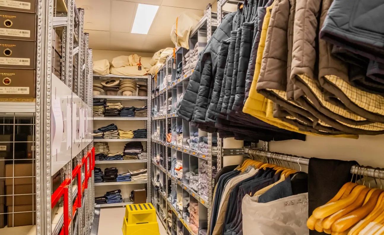 Retail storage system combining shelving and hanging for organised apparel and mixed inventory